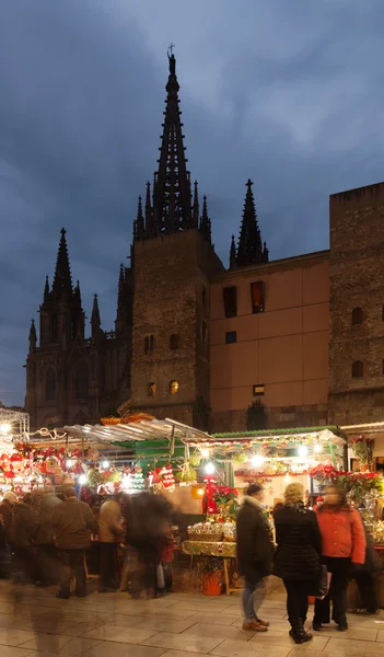Vánoční trh v blízkosti katedrály v Barceloně — Stock fotografie