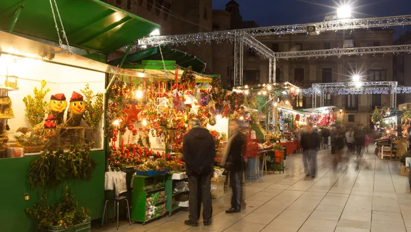 Kerstmarkt in de buurt van Kathedraal van barcelona — Stockfoto