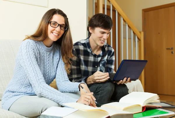 Hombre joven y mujer bonita prepararse para el examen —  Fotos de Stock