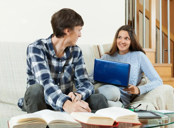 Pareja de estudiantes preparándose para exámenes —  Fotos de Stock