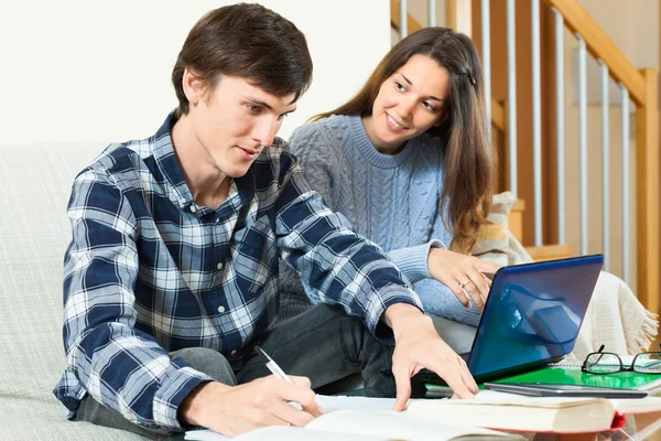 Serieuze studenten voorbereiden op examen — Stockfoto