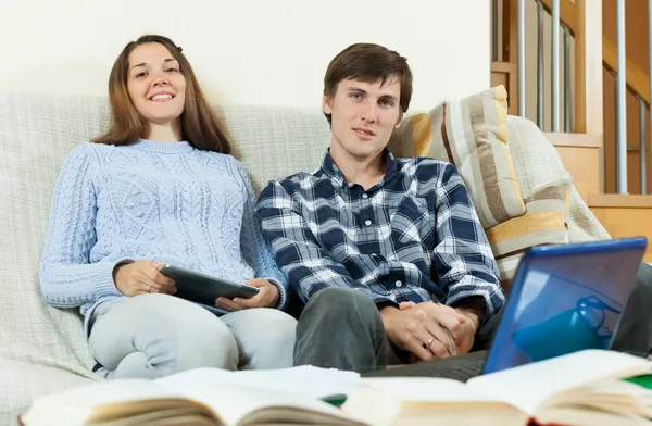 Pareja de estudiantes preparándose para exámenes —  Fotos de Stock