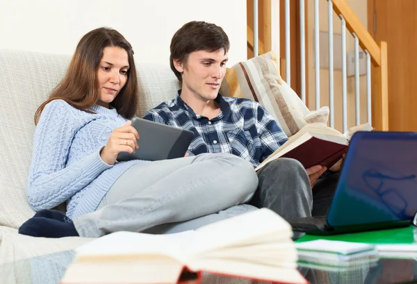 Guy e menina fazendo lição de casa — Fotografia de Stock