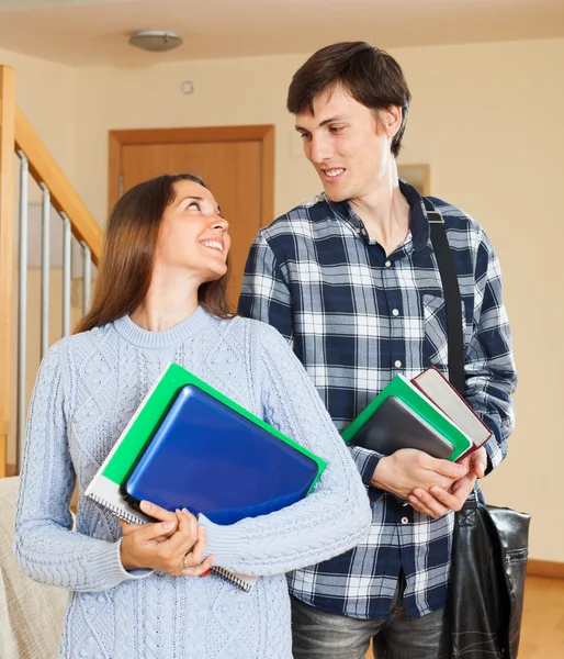 Felice coppia di studenti — Foto Stock