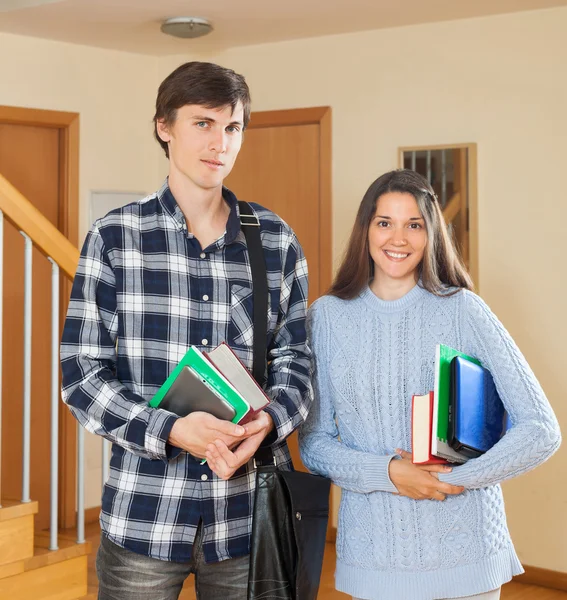 Lächelndes Studentenpaar — Stockfoto