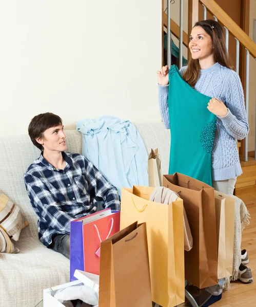 Happy guy and girl with purchases — Stock Photo, Image