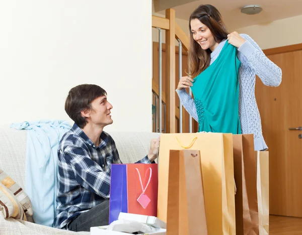 Shopper šťastná žena a muž s oblečením — Stock fotografie