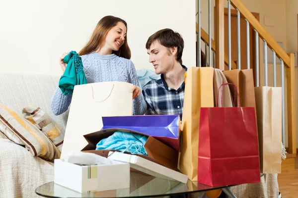 Pareja junto con ropa y bolsas —  Fotos de Stock