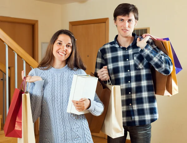 Família feliz com sacos de compras — Fotografia de Stock