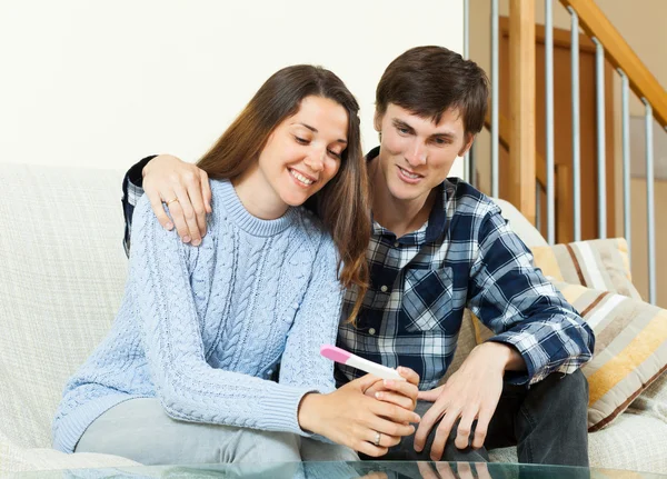 Young couple  with pregnancy test — Stock Photo, Image