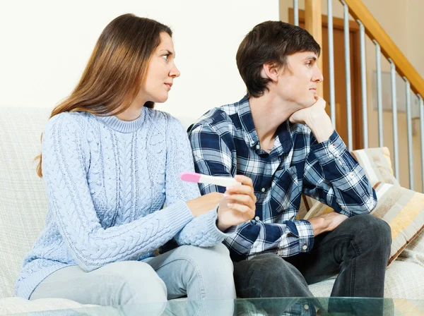 Mulher com teste de gravidez com homem infeliz — Fotografia de Stock