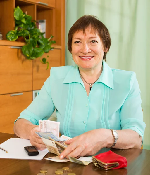 Mujer mayor con dinero —  Fotos de Stock