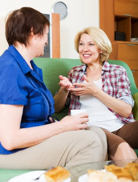 Mujeres colegas tomando café y hablando —  Fotos de Stock