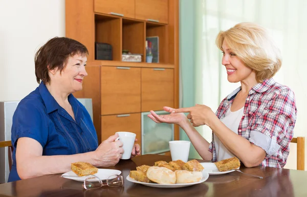 Las mujeres mayores en la mesa con té —  Fotos de Stock