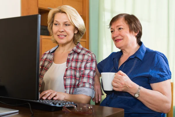 Två äldre kvinnor beter spindelväv — Stockfoto