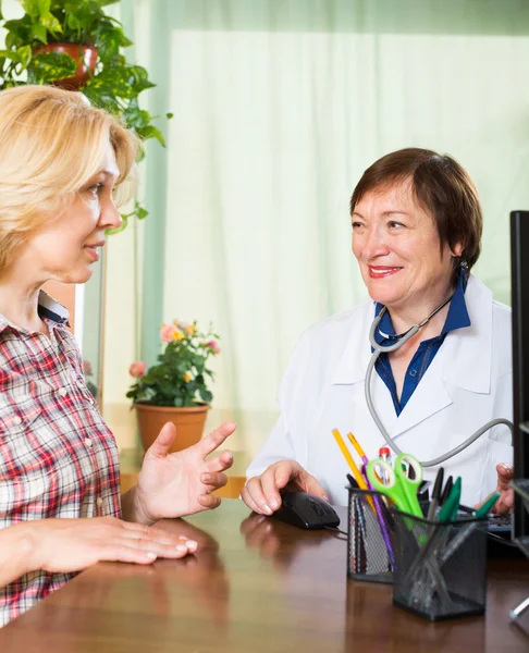 Mulher e médico discutindo questões médicas — Fotografia de Stock