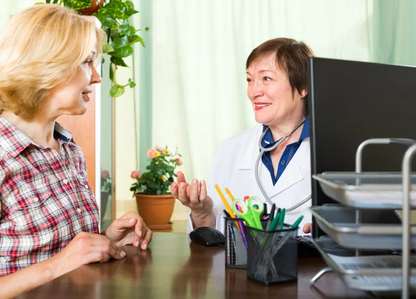 Woman on reception at the  doctor — Stock Photo, Image