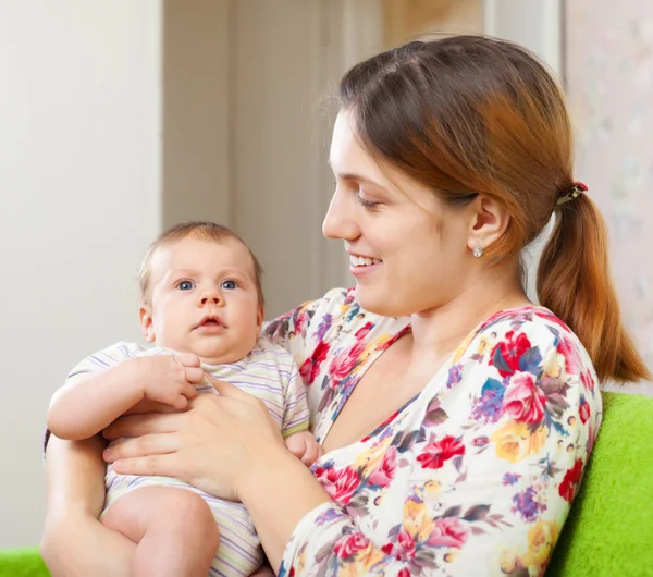 3 aylık bebek ile anne — Stok fotoğraf