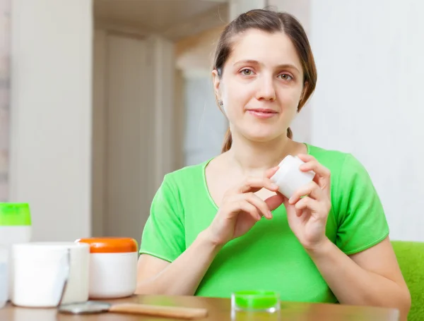 Woman caring for her body — Stock Photo, Image