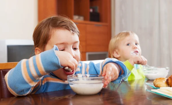 Barn äter mejeriprodukter frukost — Stockfoto