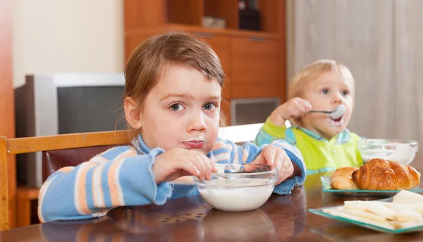 Children eating dairy breakfast — Stock Photo, Image