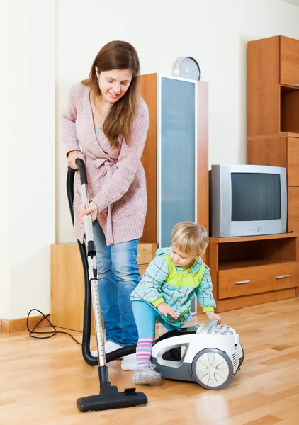 Madre con bambino pulizia casa — Foto Stock