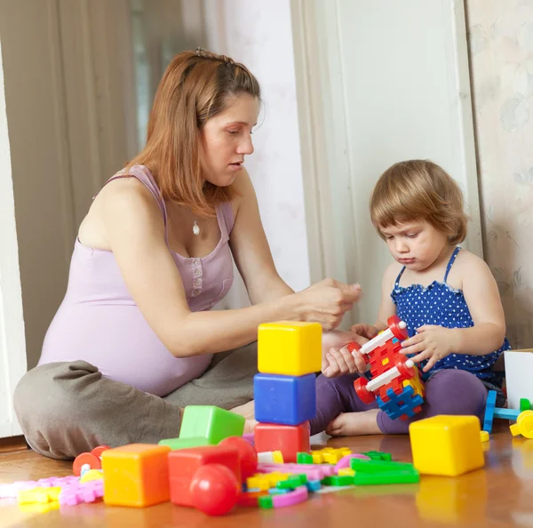 Gravida mamma leker med barn — Stockfoto