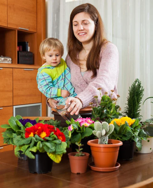 Mamă și copil cu plante cu flori — Fotografie, imagine de stoc