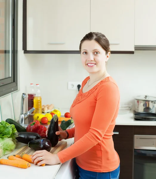 Positieve huisvrouw koken aubergines — Stockfoto