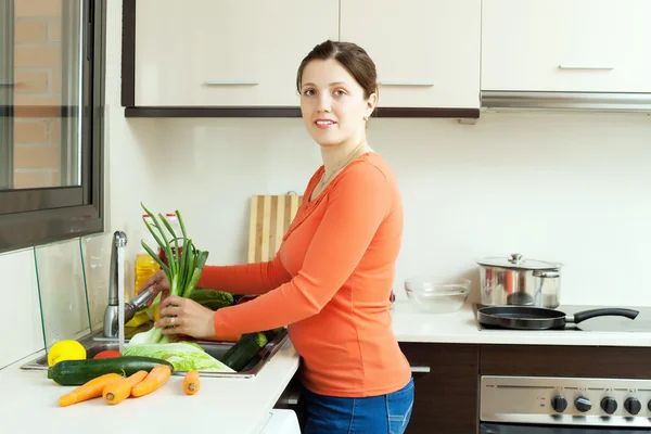 Junge Frau wäscht Gemüse — Stockfoto