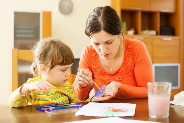 Anne ve çocuk handprinting ile boyama — Stok fotoğraf