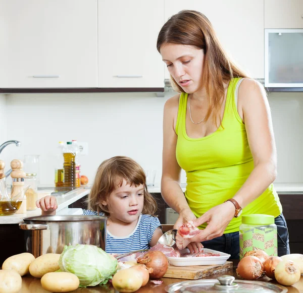 Mãe com filha cozinhar juntos — Fotografia de Stock