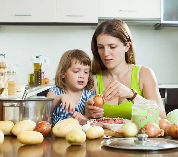 Felice madre con bambino a casa cucina — Foto Stock