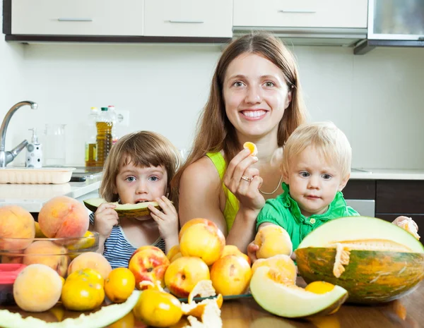 Familia ordinaria comiendo melón — Foto de Stock