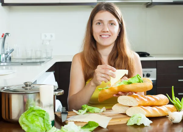 Mulher cozinhar sanduíches com queijo — Fotografia de Stock