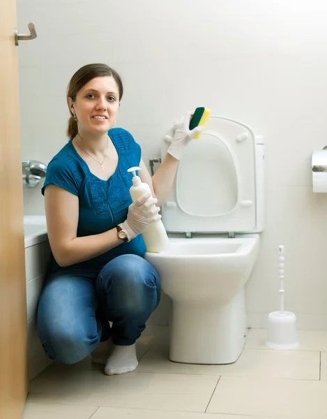 Lächelnde Hausfrau putzt Toilettenschüssel — Stockfoto