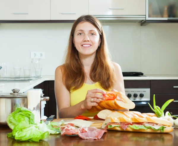 幸せな女の料理スペイン語サンドイッチ — ストック写真