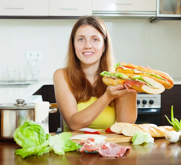 Mulher com sanduíches cozidos espanhol — Fotografia de Stock