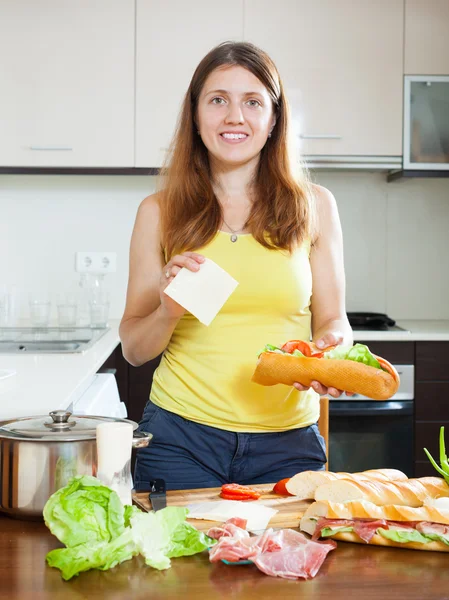 烹饪西班牙三明治的女人 — 图库照片