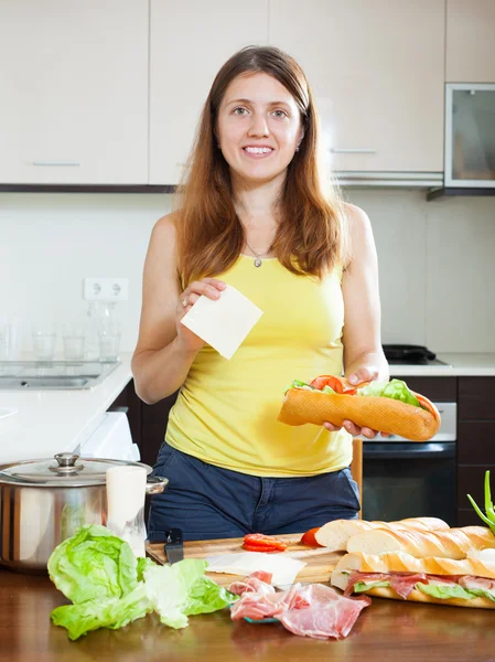 Femme cuisine sandwichs espagnols — Photo