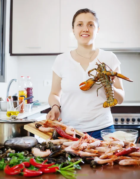 Женщина готовит морепродукты — стоковое фото