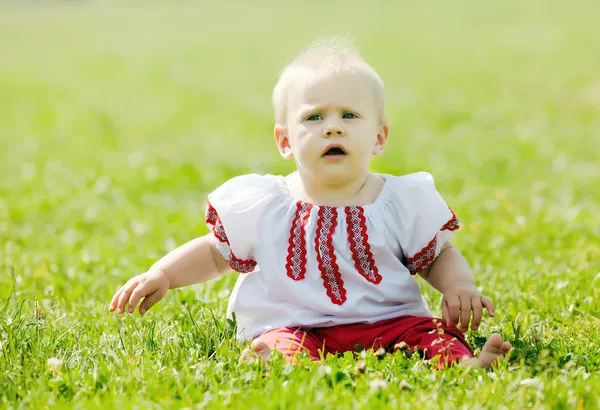 Bebé en ropa tradicional popular — Foto de Stock