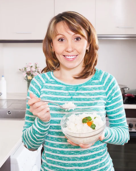 Gelukkige vrouw eten rijst — Stockfoto