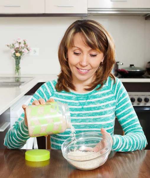 Femme avec riz dans la cuisine — Photo