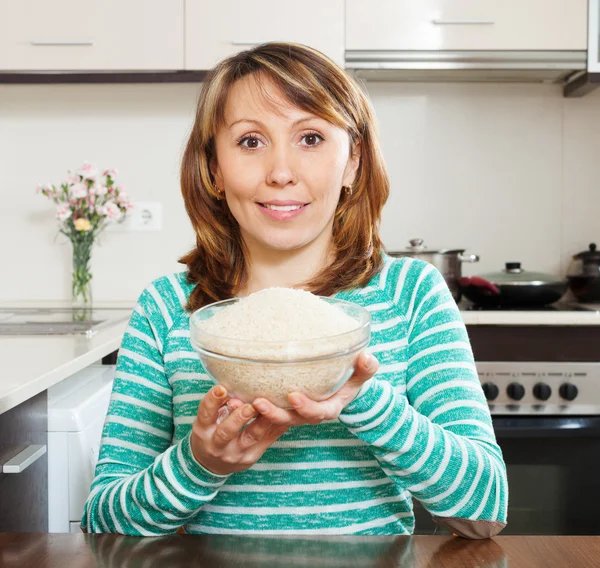 Mujer con arroz sin cocer — Foto de Stock