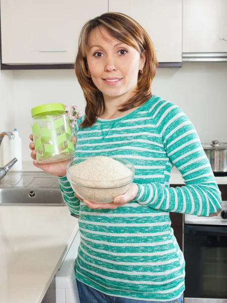 Mulher em verde com arroz seco — Fotografia de Stock