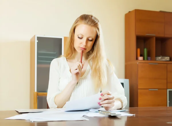 Mujer triste calculando algo —  Fotos de Stock