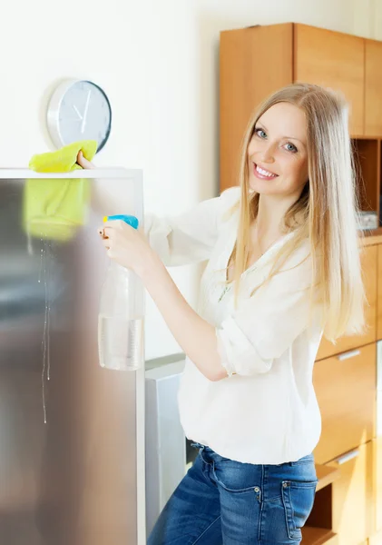 Positive blonde woman cleaning  glass — Stock Photo, Image