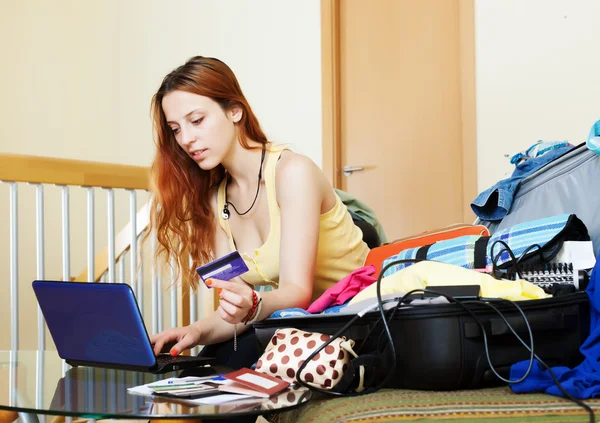 Girl buys tickets on the internet — Stock Photo, Image