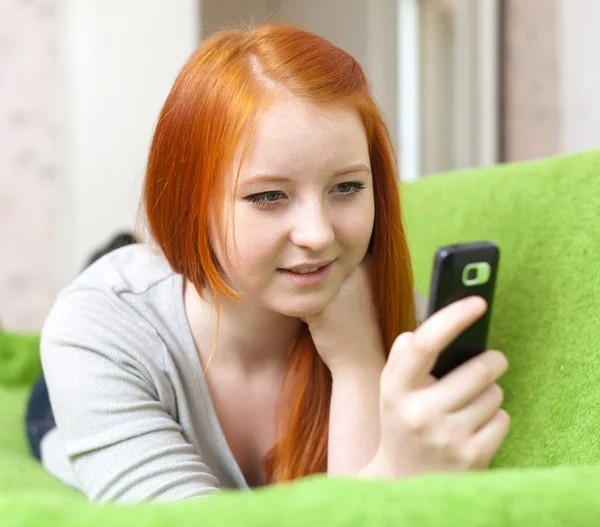 Teenager  sends SMS on  mobile — Stock Photo, Image